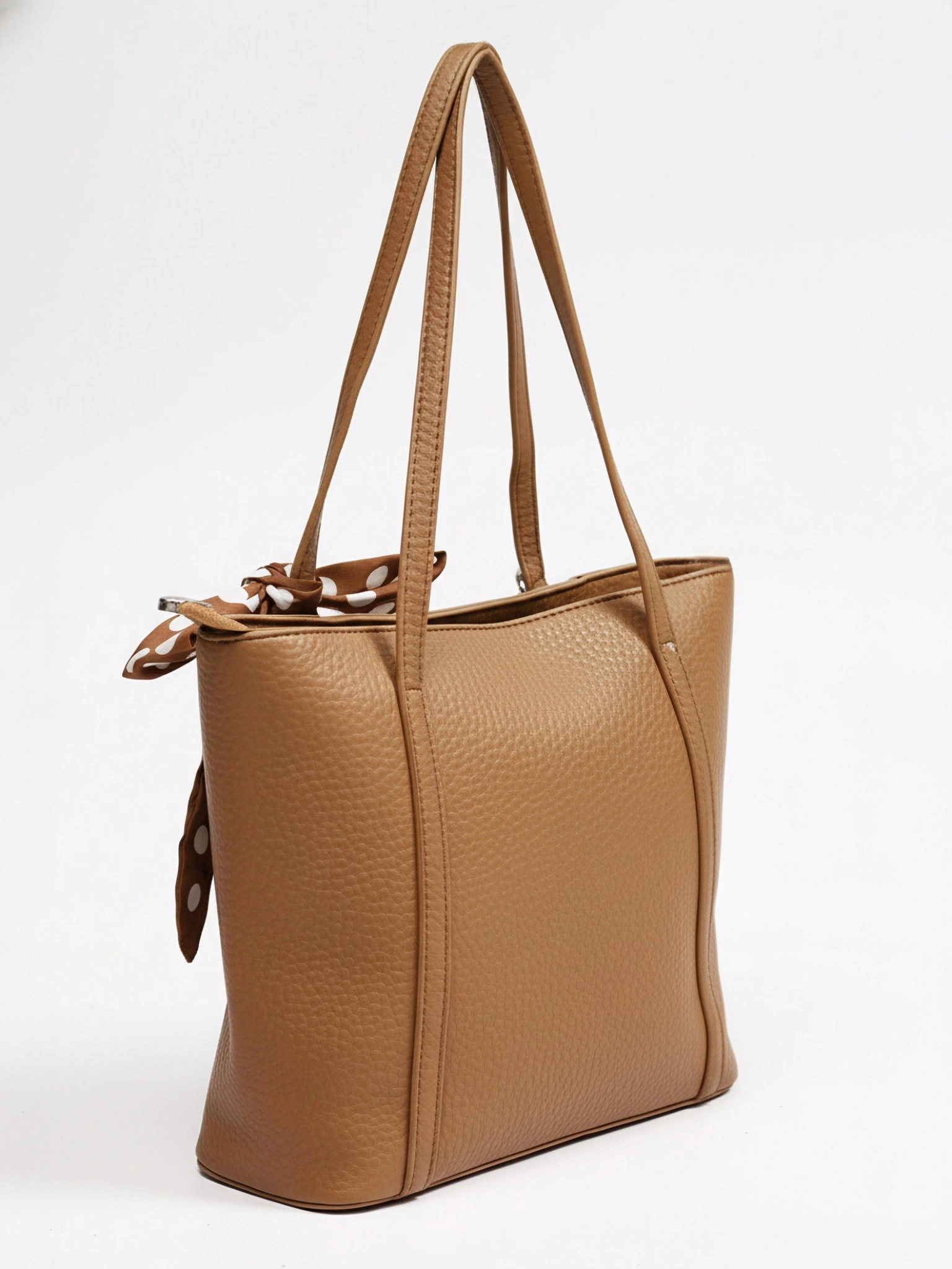 Сумка-тоут с карманом на кнопке и декоративным платком в ассортименте